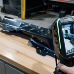 HandySCAN-EVO_Scanning-sheet-metal-dark_Auto-Align